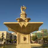 ...posti attorno alla Fontana monumentale progettata dall�ingegnere barese Vincenzo Chiaia